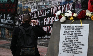 Αλέξανδρος Γρηγορόπουλος: Λουλούδια στο σημείο που δολοφονήθηκε ο 15χρονος στα Εξάρχεια