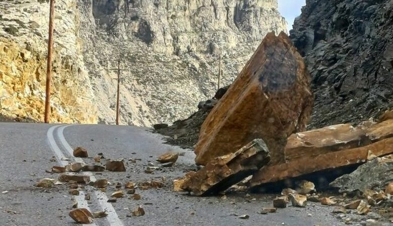 Έπεσε τεράστιος βράχος στο δρόμο για το Φαράγγι Κουρταλιώτη στο Ρέθυμνο – «Άγιο» είχαν επιβάτες αυτοκινήτου που το χτύπησε