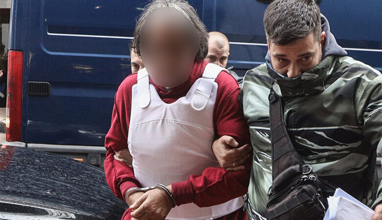 Δολοφονία 43χρονης στη Σαλαμίνα: Στα δικαστήρια Πειραιά ο 71χρονος που ομολόγησε την αποτρόπαια πράξη του – «Τα είχα τόσα χρόνια μαζί της και το έκανε αυτό σε εμένα;»