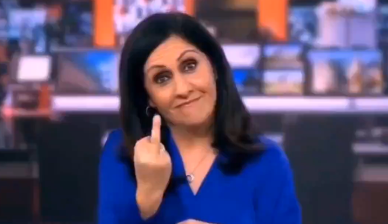 Παρουσιάστρια του BBC έκανε άσεμνη χειρονομία στην έναρξη του τηλεοπτικού δελτίου ειδήσεων