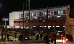 «Χαροπαλεύει» ο αστυνομικός που τραυματίστηκε από φωτοβολίδα στο ματς βόλεϊ Ολυμπιακού-Παναθηναϊκού – Βίντεο και εικόνες