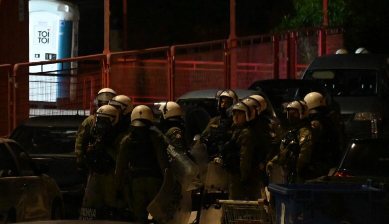 Σοβαρός τραυματισμός αστυνομικού μετά από επεισόδια στον αγώνα βόλεϊ ΟΣΦΠ-ΠΑΟ – Τουλάχιστον 400 προσαγωγές οπαδών