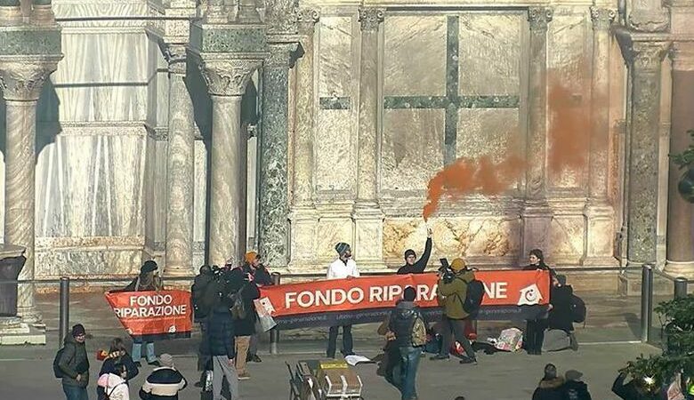 Ακτιβιστές έριξαν λάσπη στη βασιλική εκκλησία του Αγίου Μάρκου στη Βενετία