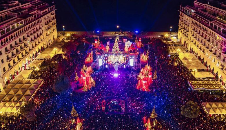 Φωταγωγήθηκε το Χριστουγεννιάτικο έλατο στην πλατεία Αριστοτέλους  – Φαντασμαγορικές εικόνες