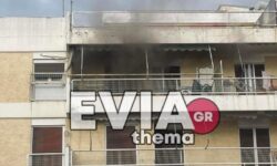 Σοκ στη Χαλκίδα: Έβγαλαν λιπόθυμη γυναίκα από φλεγόμενο διαμέρισμα