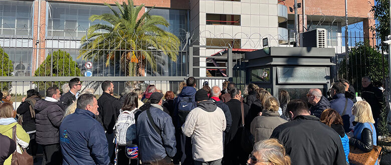 Διαμαρτύρονται έντονα οι συγγενείς των 424 προσαχθέντων που έχουν κλείσει την Πέτρου Ράλλη – Δείτε φωτογραφίες του News