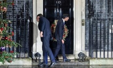 Ο Ρίσι Σούνακ βγήκε από την Downing Street 10 να υποδεχθεί τον Μαρκ Ρούτε και κλείστηκε έξω