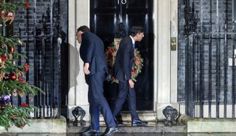 Ο Ρίσι Σούνακ βγήκε από την Downing Street 10 να υποδεχθεί τον Μαρκ Ρούτε και κλείστηκε έξω