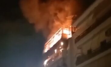 Βίντεο-σοκ από τη φωτιά στο δώμα όπου έχασε τη ζωή της μια γυναίκα στα Άνω Πατήσια