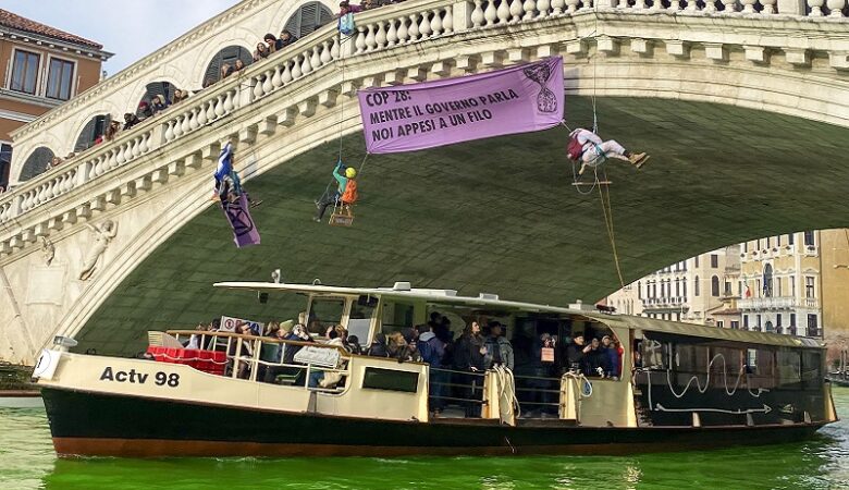Aκτιβιστές έβαψαν «πράσινη» την λιμνοθάλασσα της Βενετίας