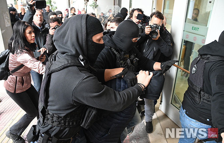 Πατέρας 18χρονου που έριξε την φωτοβολιδα στον αστυνομικό: «Έχω πέσει από τα σύννεφα. Τα παρασέρνουν – Έκανε ένα λάθος…»