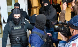 Αιματηρά επεισόδια στου Ρέντη: «Πάμε έξω στους μπάτσους» είπε ο υποκινητής στον 18χρονο – Γιατί οι γιατροί ακρωτηρίασαν το πόδι του αστυνομικού