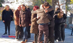 Ανείπωτη οδύνη στην κηδεία της 50χρονης που βρήκε φριχτό θάνατο απο σκυλιά – «Δεν πρέπει να μπει φυλακή αυτός ο άνθρωπος;», ξέσπασε ο πρώην σύζυγός της