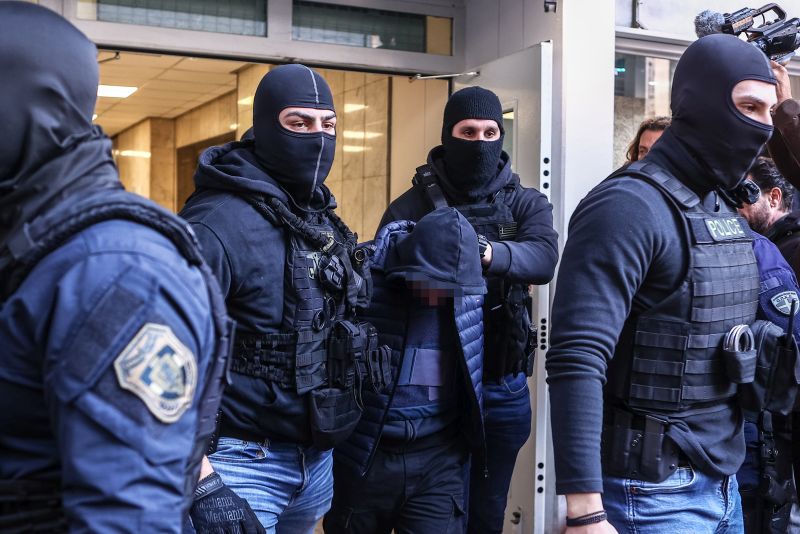 Δολοφονική επίθεση κατά αστυνομικού στου Ρέντη: Ο 18χρονος είχε συλληφθεί στο παρελθόν για αθλητική βία – Οι γιατροί κρατούν σε καταστολή τον 31χρονο