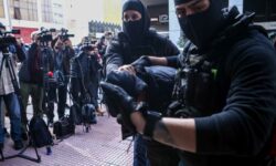 Δικηγόρος 18χρονου που τραυμάτισε σοβαρά τον αστυνομικό: «Έχω την αίσθηση ότι ξέρει ποιος του έδωσε τη φωτοβολίδα και φοβάται να μιλήσει»