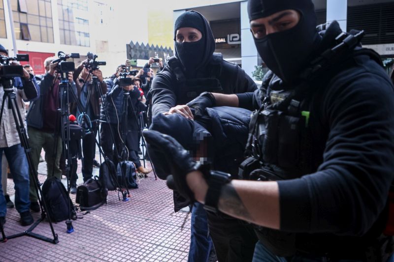 Αιματηρά επεισόδια στου Ρέντη: Απολογείται ο 18χρονος που τραυμάτισε με την φωτοβολίδα τον αστυνομικό – Στα χέρια του βρέθηκε πυρίτιδα