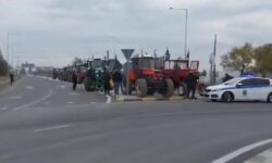 Λάρισα: Αγρότες με τρακτέρ διαδήλωσαν ζητώντας μέτρα για τις ζημιές από τις πλημμύρες