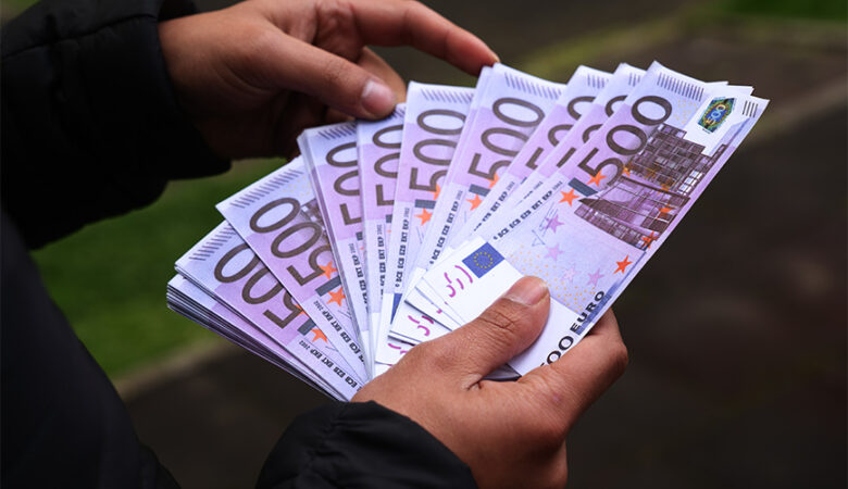 Τέλος στις συναλλαγές με μετρητά άνω των 500 ευρώ – Βαριά πρόστιμα για τους παραβάτες
