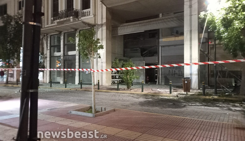 Ισχυρή έκρηξη στον Πειραιά μετά από τοποθέτηση βόμβας στην είσοδο κτιρίου – Μεγάλες οι ζημιές