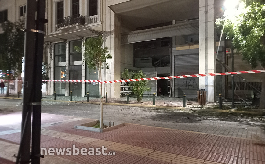 Ισχυρή έκρηξη στον Πειραιά μετά από τοποθέτηση βόμβας στην είσοδο κτιρίου – Μεγάλες οι ζημιές