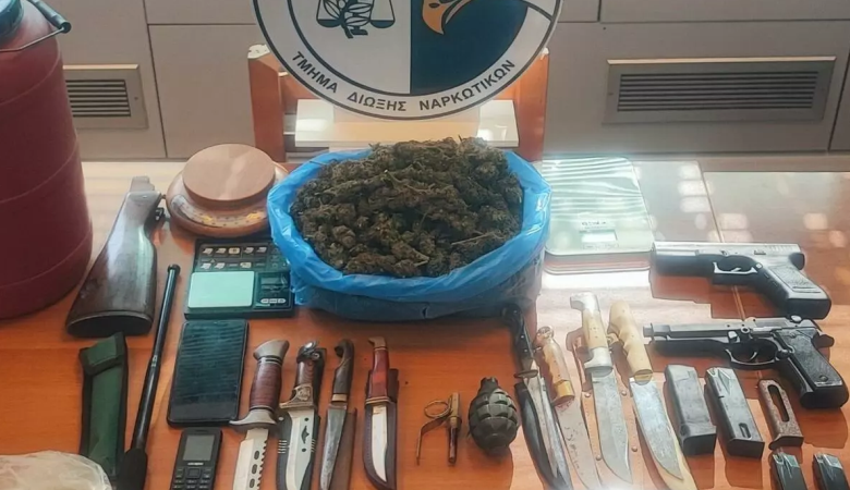 Σύλληψη πολύτεκνου στο Ηράκλειο για μισό κιλό κάνναβης, όπλα και χειροβομβίδα