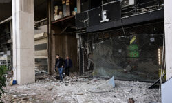 Εντοπίστηκε μεγάλη ποσότητα εκρηκτικής ύλης μετά την έκρηξη σε κτίριο που στεγάζονται γραφεία στον Πειραιά – Βομβαρδισμένο τοπίο η περιοχή