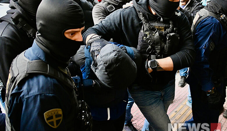 Στην ανακρίτρια Πειραιά οδηγήθηκε ο 18χρονος που τραυμάτισε τον αστυνομικό – Δείτε φωτογραφίες του News