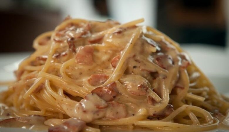 Χαμός στην Ιταλία για το πώς φτιάχνεται με αυθεντικό τρόπο η σάλτσα καρμπονάρα