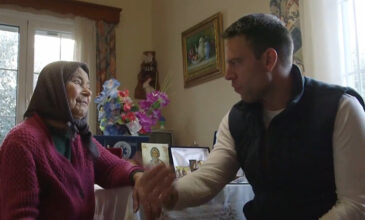 Ο Κασσελάκης συνάντησε τη γιαγιά που δώρισε ασθενοφόρο στο Μεσολόγγι – «Το φιλότιμο δεν μπορεί να υποκαθιστά το κράτος»