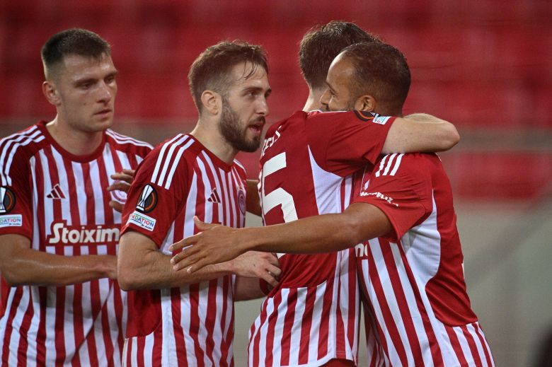 Θριαμβευτική πρόκριση για τον Ολυμπιακό στα πλέι οφ του Conference League