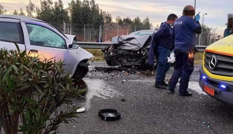 Τροχαίο δυστύχημα στη λεωφόρο Σπάτων – Αρτέμιδος με δύο νεκρούς: Σφοδρή μετωπική σύγκρουση αυτοκινήτων