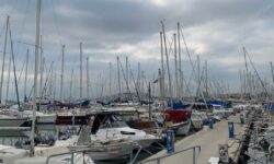 Πλιάτσικο αγνώστων σε σκάφη στις Τζιτζιφιές από τα οποία έκλεψαν τις φωτοβολίδες πριν τα επεισόδια στου Ρέντη