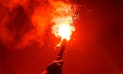 Αιματηρά επεισόδια στου Ρέντη: «Έπιασα τη φωτοβολίδα, αλλά δεν την εκτόξευσα» λέει ο 16χρονος