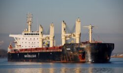 Πιθανή πειρατεία σε φορτηγό πλοίο ανοιχτά της Σομαλίας – Στο σημείο σπεύδει Ισπανικό πολεμικό πλοίο