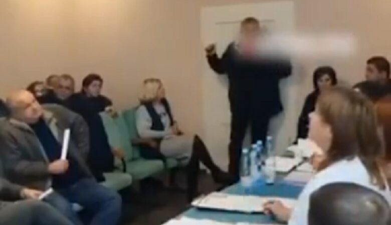 Ουκρανία: Τοπικός αξιωματούχος έριξε χειροβομβίδες στην αίθουσα που συνεδρίαζε δημοτικό συμβούλιο