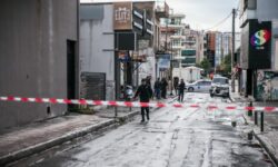 Πυροβολισμοί έξω από κλαμπ στο Γκάζι: Είχε προηγηθεί τσακωμός των τραυματιών με τους δράστες – Η αστυνομία ψάχνει τα άτομα που επέβαιναν στο τζιπ