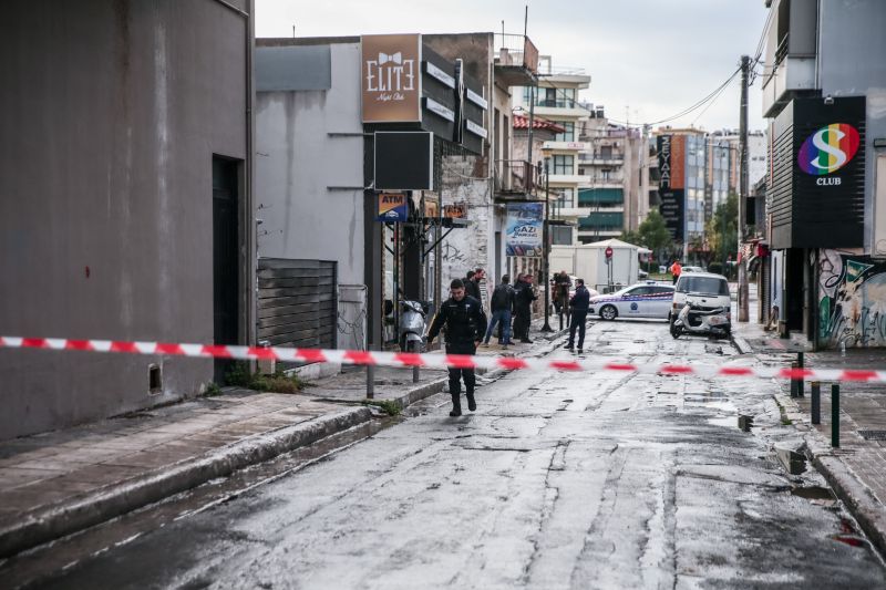 Πυροβολισμοί έξω από κλαμπ στο Γκάζι: Είχε προηγηθεί τσακωμός των τραυματιών με τους δράστες – Η αστυνομία ψάχνει τα άτομα που επέβαιναν στο τζιπ