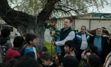 Επίσκεψη Κασσελάκη στον καταυλισμό των Ρομά στα Σαγαίκα Αχαΐας: «Είμαστε με όλη την κοινωνία»