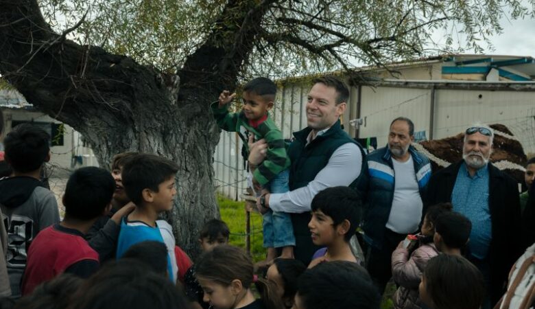 Επίσκεψη Κασσελάκη στον καταυλισμό των Ρομά στα Σαγαίκα Αχαΐας: «Είμαστε με όλη την κοινωνία»