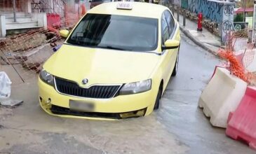«Βυθίστηκε» ταξί στη Λεωφόρο Αλεξάνδρας λόγω κακοκαιρίας – Δείτε βίντεο