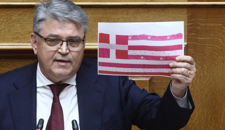 Με φωτοτυπία παραλλαγής της ελληνικής σημαίας στο βήμα του Κοινοβουλίου ο Δημήτρης Νατσιός