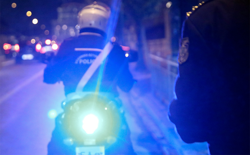 Αστυνομικός 29 ετών σκοτώθηκε κατά την καταδίωξη δύο ύποπτων οχημάτων– Δείτε την μηχανή του που έγινε σμπαράλια