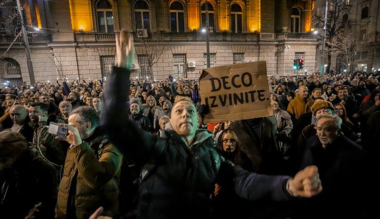 Διαδηλωτές στο Βελιγράδι ζητούν την επανάληψη των εκλογών στην πρωτεύουσα