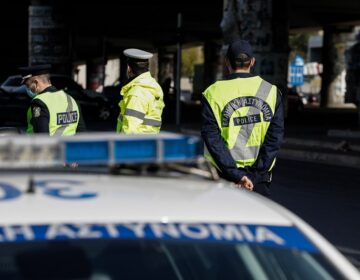 Δύο τραυματίες από σύγκρουση τριών δικύκλων με αυτοκίνητο στην Θεσσαλονίκη