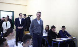 Ο Μητσοτάκης μίλησε με μαθητές στο ΕΠΑΛ στο Πέραμα: «Κεντρική μας δέσμευση η ενίσχυση της τεχνικής και επαγγελματικής εκπαίδευσης»