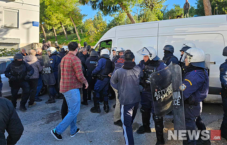 Ένταση στα Πετράλωνα ανάμεσα στα ΜΑΤ και κατοίκους που προσπαθούν να αποτρέψουν έξωση – Δείτε φωτογραφίες του News