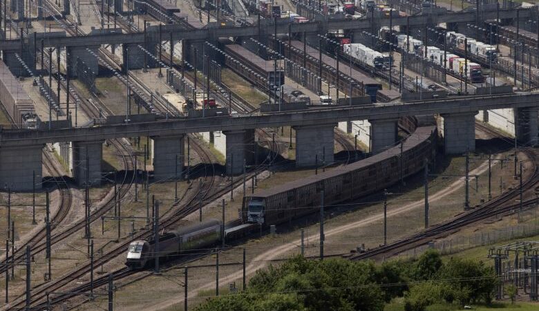 Διεκόπη η σιδηροδρομική σύνδεση Γαλλίας-Βρετανίας από απροειδοποίητη απεργία εργαζομένων στο τούνελ της Μάγχης