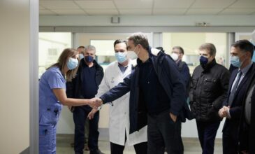 Ο πρωθυπουργός επισκέφθηκε το πανεπιστημιακό Γενικό Νοσοκομείο «Αττικόν»