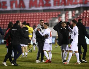 Super League: Απλά… αδιόρθωτη η ΑΕΚ γκέλαρε και με τον Πανσερραϊκό των 10 παικτών