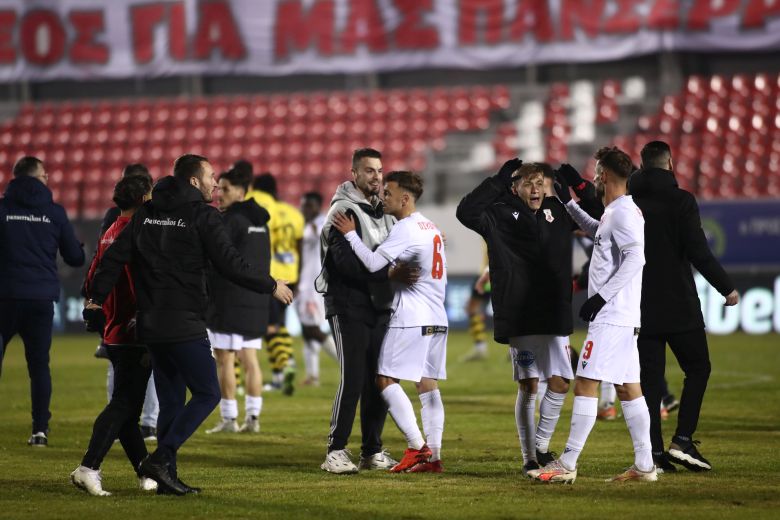 Super League: Απλά… αδιόρθωτη η ΑΕΚ γκέλαρε και με τον Πανσερραϊκό των 10 παικτών